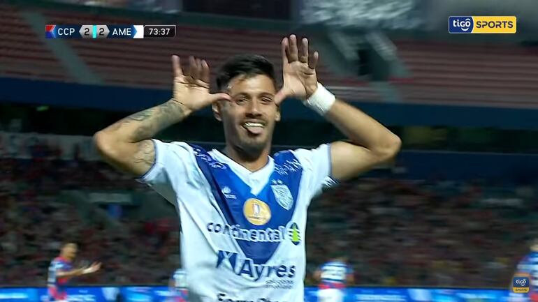 Elvio Vera, futbolista de Sportivo Ameliano, celebra un gol contra Cerro Porteño en La Nueva Olla.