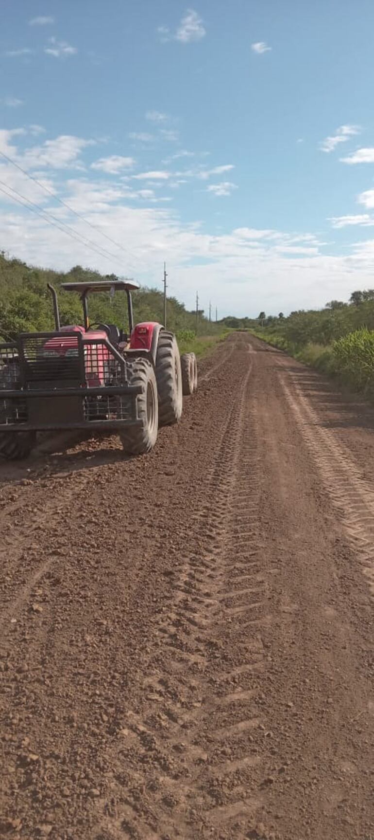 Los ganaderos una vez más sacan sus maquinarias para reparar los caminos, ante el escaso trabajo de parte de las autoridades.