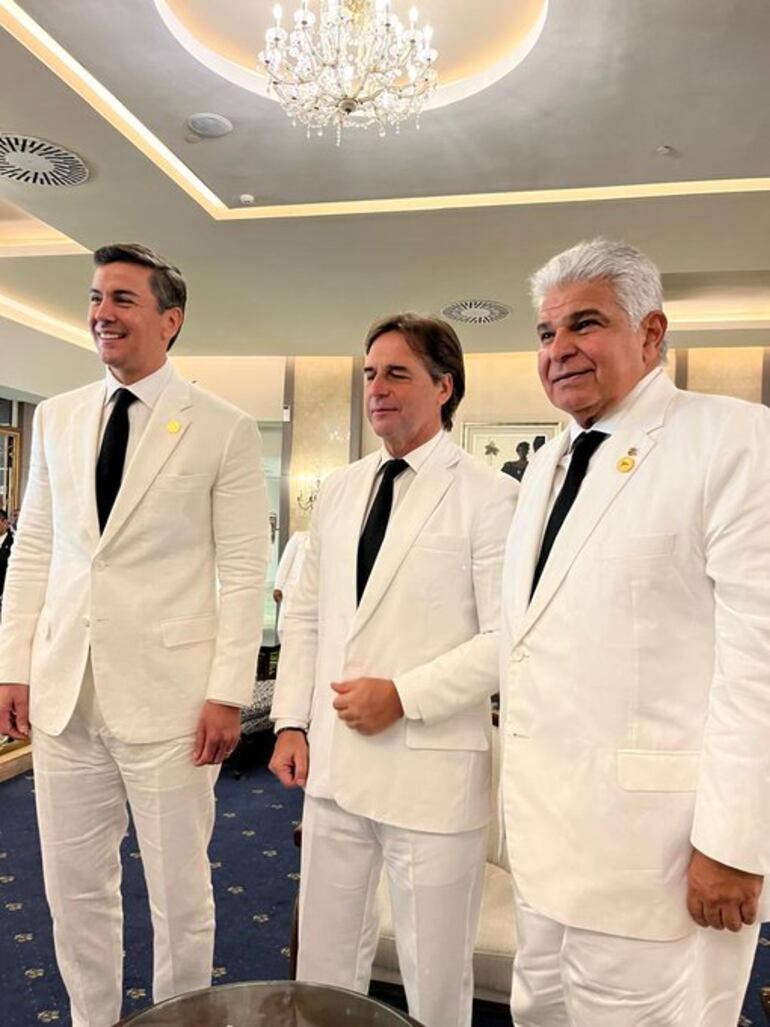 El presidente de Paraguay, Santiago Peña (i), el presidente de Uruguay, Luis Lacalle Pou; y el presidente de Panamá, José Raúl Mulino.