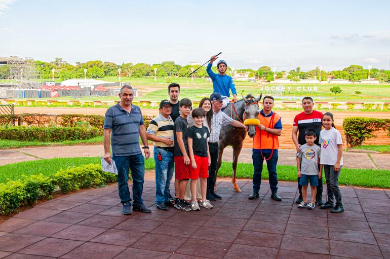 Dama Azul del stud Don Honorio ganó al iniciarse la jornada.