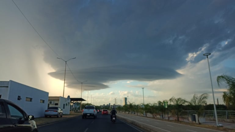 Nubes que parecían ser el principio de un tornado causaron furor en Asunción esta mañana.