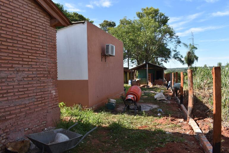 Los padres de familia en estos momentos se encuentran trabajando en la limpieza del predio y el cercado perimetral 