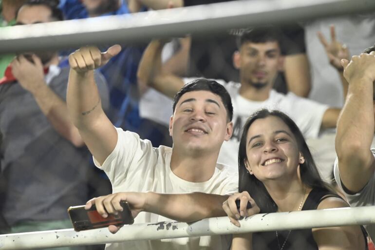 Los aficionados de Paraguay en el estadio Defensores del Chaco en la previa del partido contra Brasil por las Eliminatorias Sudamericanas 2026.