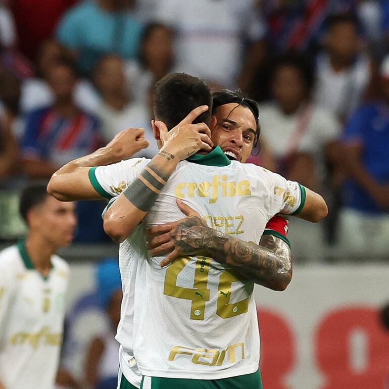 Gustavo Gómez celebra con el argentino "Flaco" López, autor del gol de la victoria para Palmeiras.