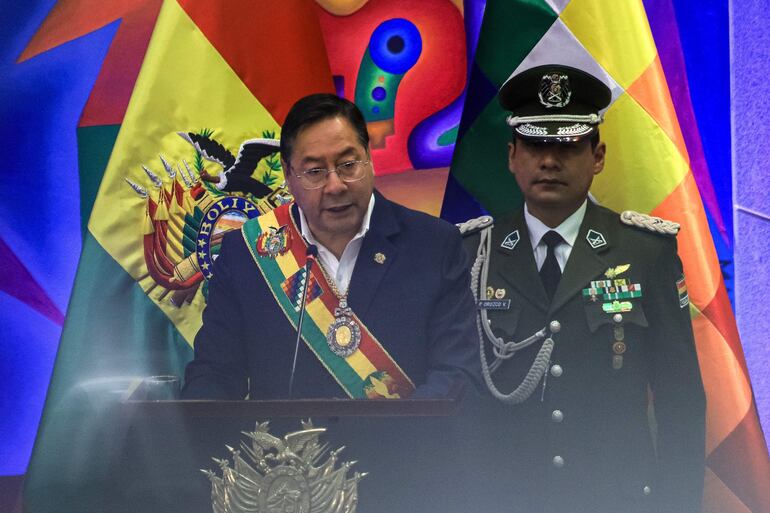 El presidente de Bolivia, Luis Arce (i).