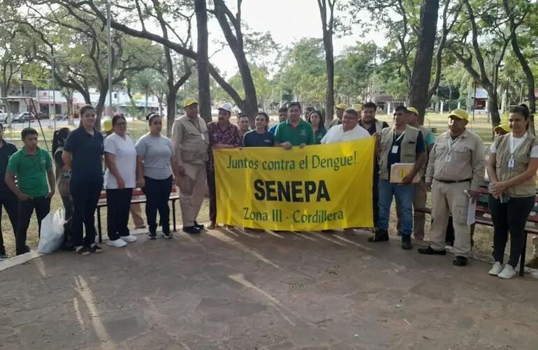 Funcionarios del Senepa y la Municipalidad de Altos se unen para hacer minga en la localidad.