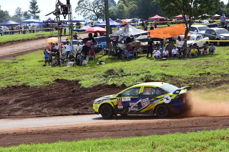 Buena cantidad de aficionados en los tramos y el autódromo Alfredo Scheid, observando el paso de César Pedotti, segundo en la RC2N con Mitsubishi.