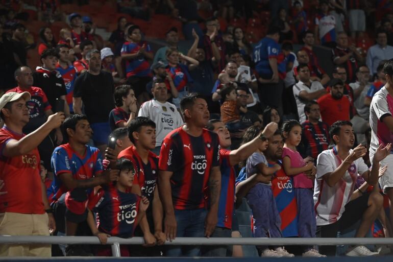 Los hinchas de Cerro Porteño reclaman a los jugadores por la derrota 3-1 contra Guaireña en el estadio La Nueva Olla.