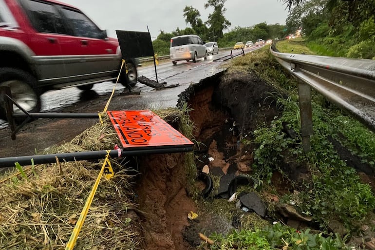 Parte de la banquina de la Ruta PY01, en la zona de Ytororó, se desmoronó con la torrencial lluvia.