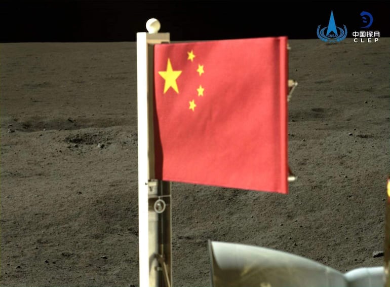 Fotografía facilitada por la Administración Nacional del Espacio de China (CNSA) este martes que muestra una bandera nacional china llevada por el módulo de aterrizaje de la sonda Chang'e-6 en la cara oculta de la Luna.