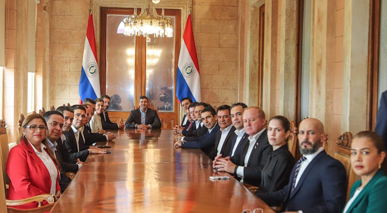 Gobernadores del Paraguay y otros funcionarios reunidos ayer con el presidente Santiago Peña. (Foto: Gent)