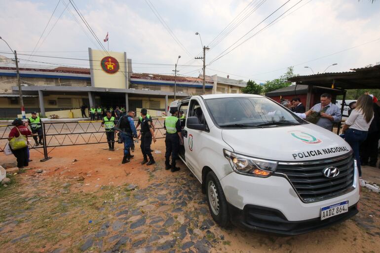 Policías vigilan hoy a la entrada de la penitenciaría de Tacumbú, en Asunción (Paraguay). El presidente de Paraguay, Santiago Peña, anunció este miércoles que se restableció el orden en Tacumbú, la principal penitenciaría del país que fue tomada por un grupo de reclusos liderado por el Clan Rotela y que mantuvo retenidos al director del penal y a una veintena de guardias. EFE/ Christian Alvarenga