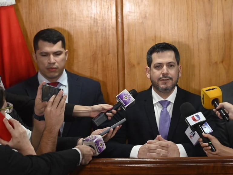 Ariel Isacio Martinez Peralta, el junto al presidente de Diputados, Raúl Latorre.