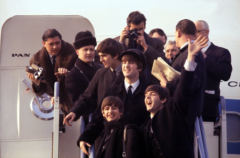 George Harrison, Ringo Starr, John Lenon, y Paul Mccartney llegando al aeropuerto JFK de Nueva York, en una imagen del documental "Beatles 64" que se estrenará en Disney +.