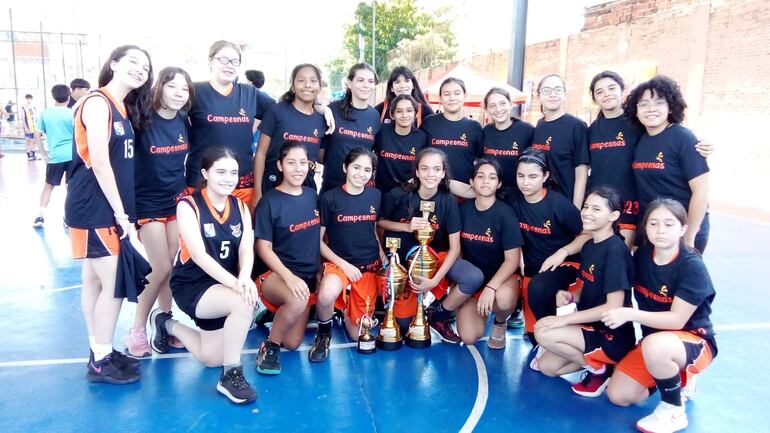 Las jugadoras de la Escuela de Básquet de Fernando de la Mora, en la categoría Sub 17.