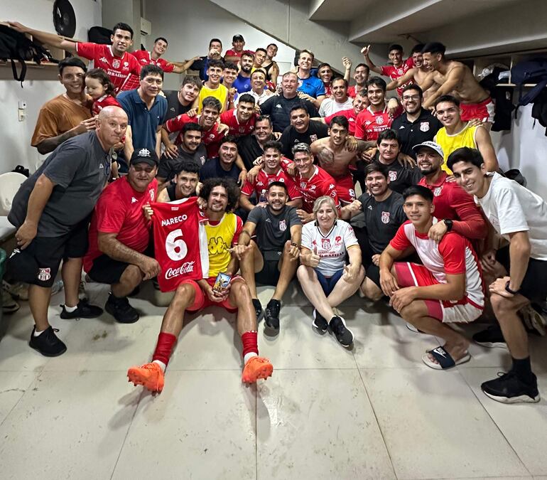 Celebración “militar” en el estadio Arsenio Erico por la obtención de la permanencia en Primera.