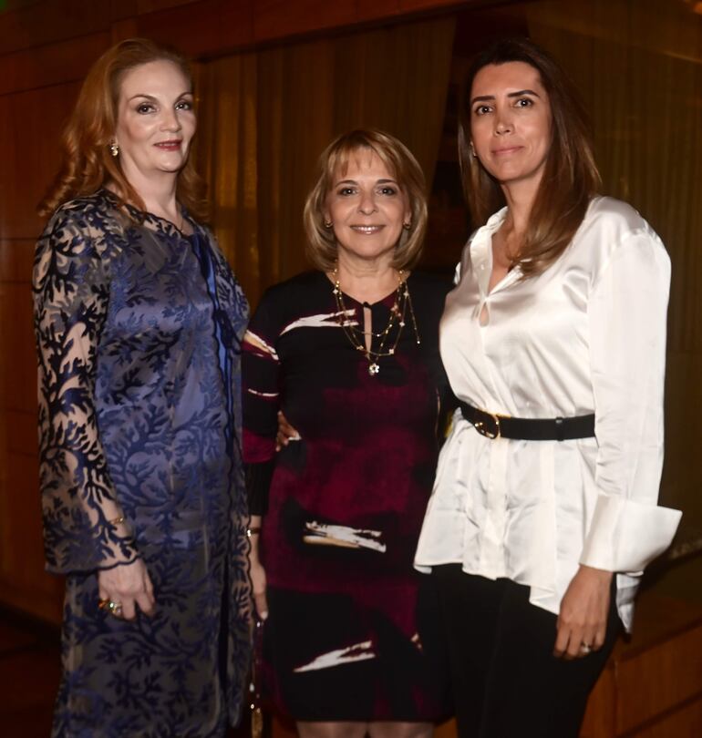 Sigrid de Biedermann, Adriana de Ramírez y Rossana Firmin.