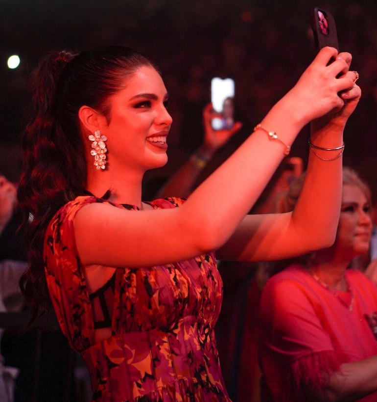 Nadia Ferreira en primera fila durante el concierto de su esposo Marc Anthony en Paraguay.