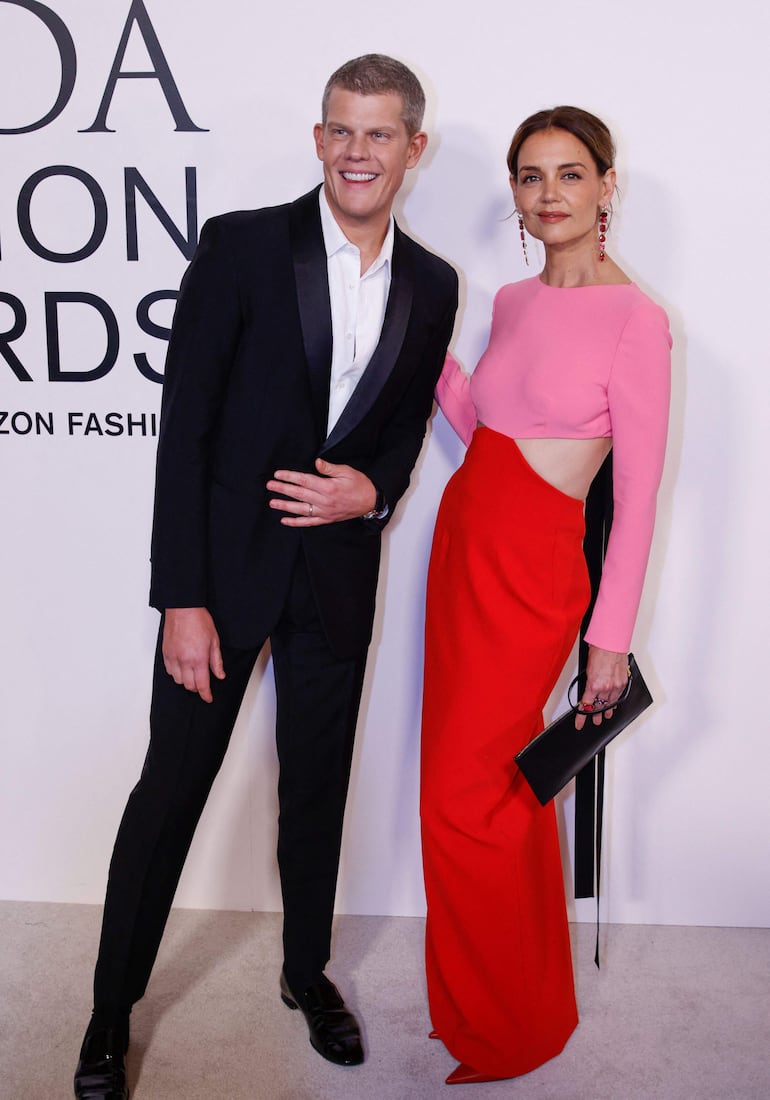 La actriz estadounidense Katie Holmes y el diseñador de moda Wes Gordon llegaron juntos a los premios de moda CFDA en el Museo Americano de Historia Natural de Nueva York. (KENA BETANCUR / AFP)