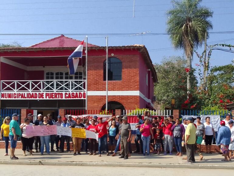 La crisis municipal en Puerto Casado hace que se realice constantes manifestaciones de funcionarios y concejales en reclamo de cobro de salarios y dietas.