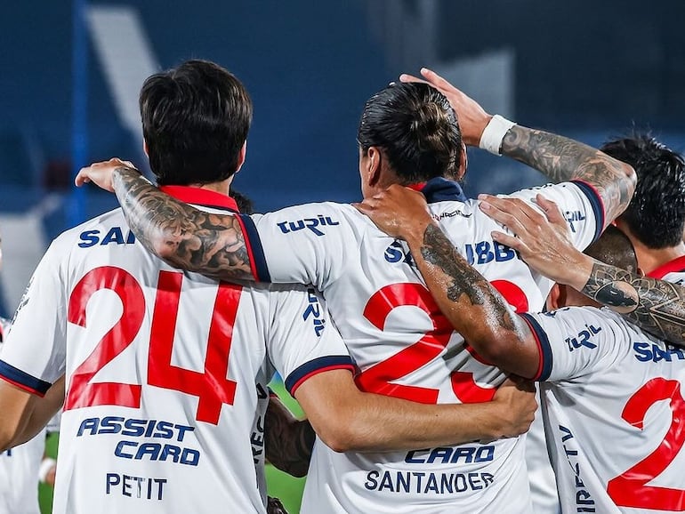 El paraguayo Federico Santander (c), jugador de Nacional, celebra un gol en el partido frente a Miramar Misiones por la octava fecha del torneo Clausura 2024 de Uruguay, en el estadio Gran Parque Central, en Montevideo, en Uruguay.