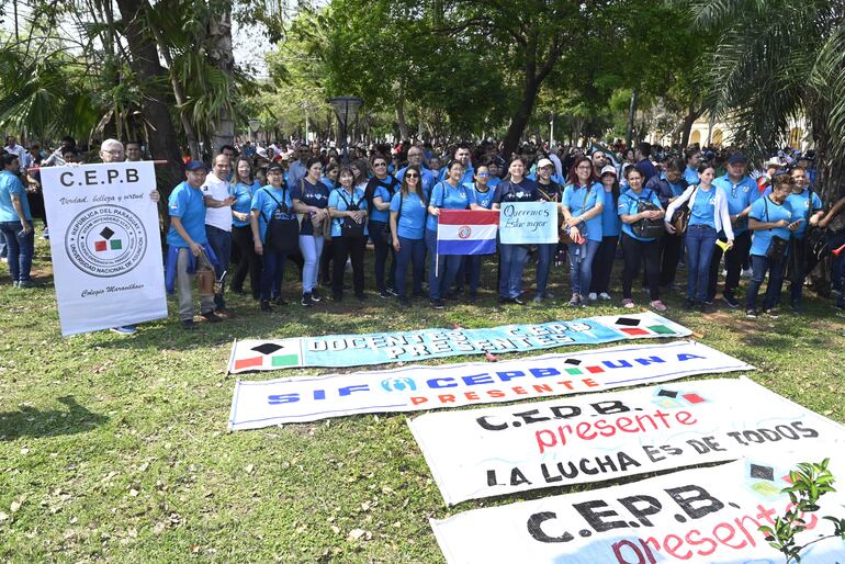 Docentes de la UNA y sus filiales se apostaron frente al Parlamento aguardando el tratamiento de la ley de presupuesto.