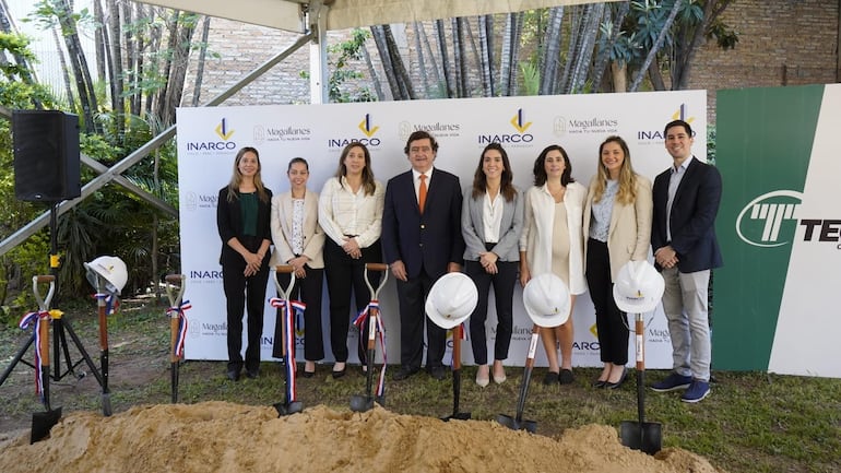 Representantes del Banco Sudameris e Inarco realizan palada inicial del Edificio Magallanes.