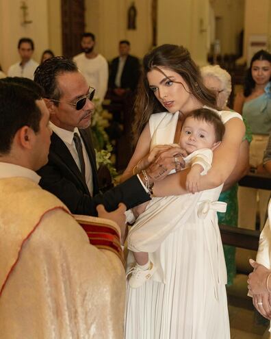 Marc Anthony y Nadia Ferreira con Maxi en brazos antes de que el niño recibiera las aguas bautismales. (Instagram/Ludy Ferreira)