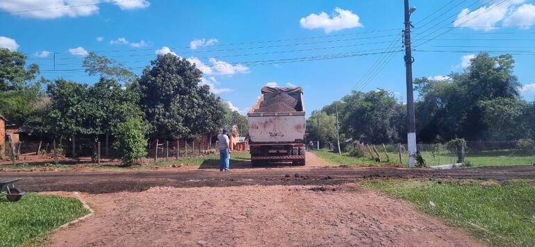 Trabajo de regularización de calles empedradas con asfalto frío