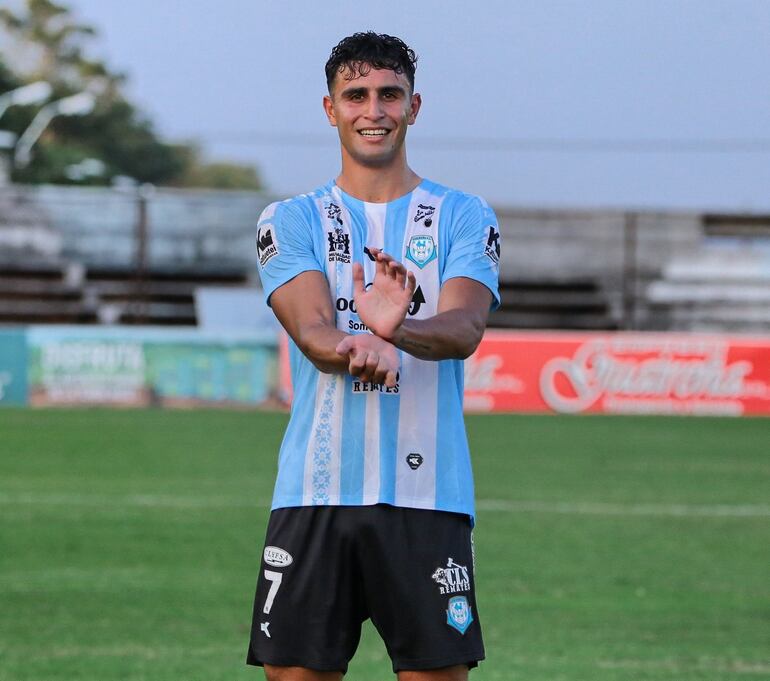 Kevin Parzajuk, delantero de Guaireña, celebrando su gol ante Ameliano.