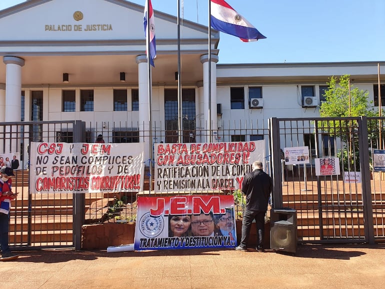 La manifestación fue esta mañana frente al Palacio de Justicia de Ciudad del Este.