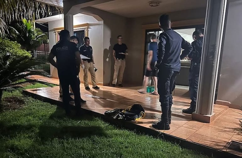 Agentes policiales en la vivienda asaltada por los delincuentes.