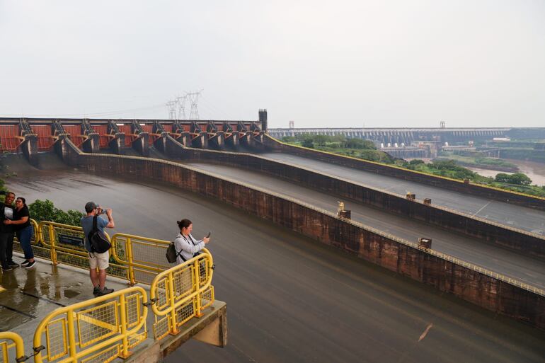 Así se veía hoy el vertedero de Itaipú, tras el cierre de las compuertas.