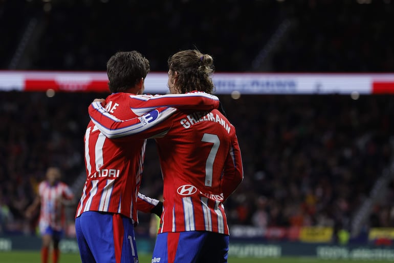 Los jugadores del Atlético de Madrid, el francés Antoine Griezmann (d) y Rodrigo Riquelme, celebran el segundo gol del equipo rojiblanco durante el encuentro correspondiente a la jornada 22 de Laliga EA Sports que disputan hoy sábado Atlético de Madrid y RCD Mallorca en el estadio Metropolitano, en Madrid.