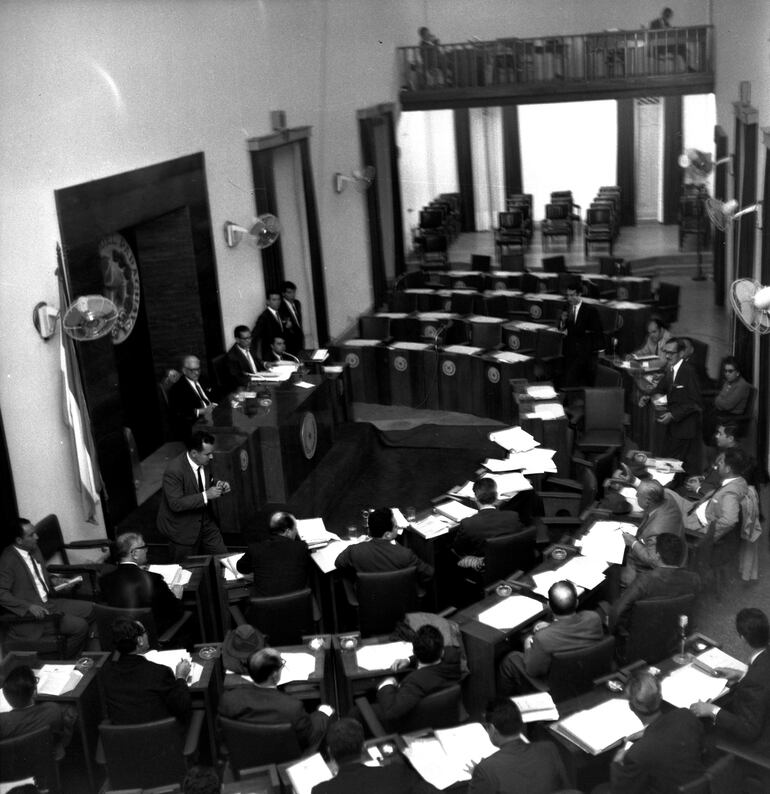 La Cámara de Diputados en 1969 tras el retiro de la bancada opositora ante un caso de censura.