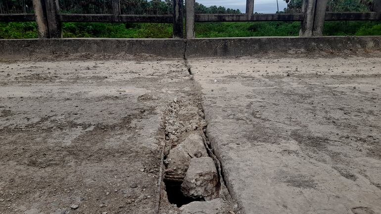 Cada dia que pasa se deteriora la estructura del puente en la Zona Guanes, en el camino que conduce a Fuerte Olimpo.