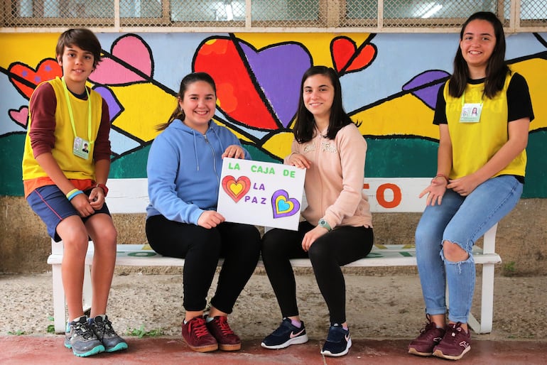 Grupo de alumnos sonrientes en el patio de una Escuela RETO.