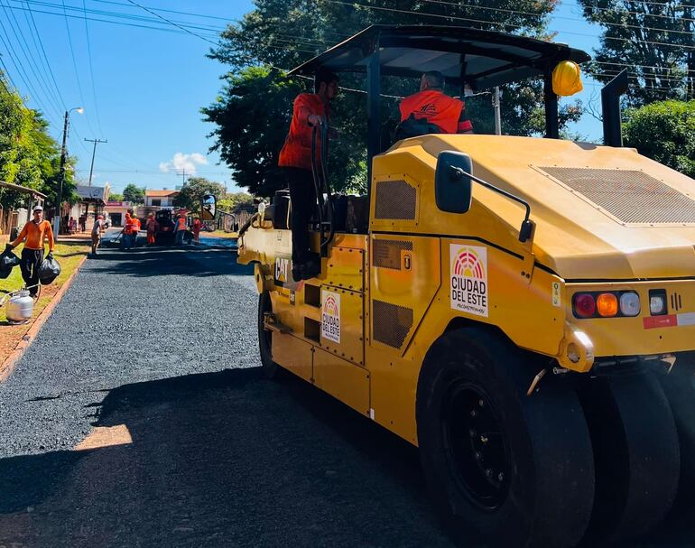 Equipos de la planta asfáltica en una tarea de pavimentación en Minga Guazú.