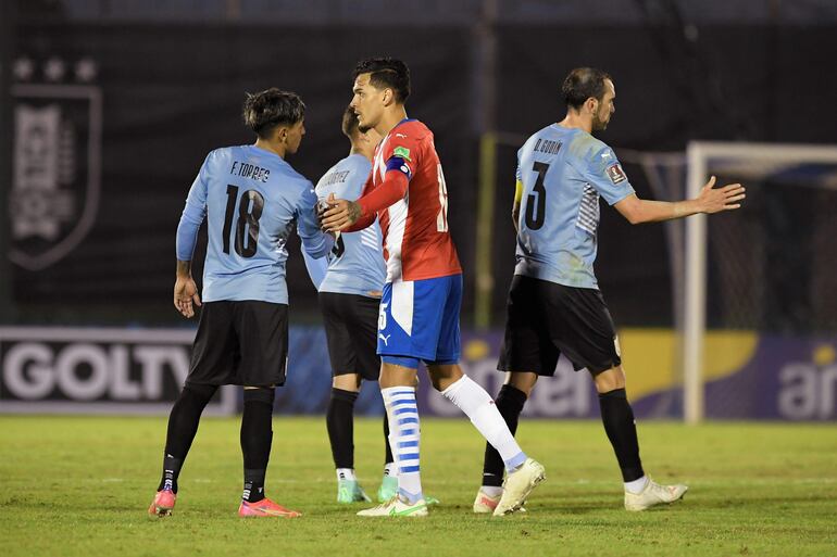 La Albirroja igualó sin goles con la Celeste.