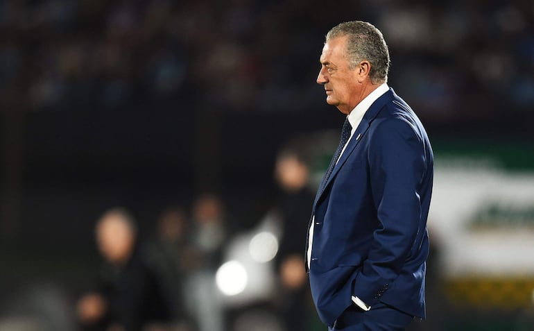 El argentino Gustavo Alfaro, entrenador de la selección de Paraguay, en el partido frente a Uruguay por la séptima fecha de las Eliminatorias Sudamericanas en el estadio Centenario, en Montevideo. 