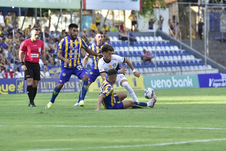 Pelea por el balón entre Rodi Ferreira y Javier Domínguez en Itauguá