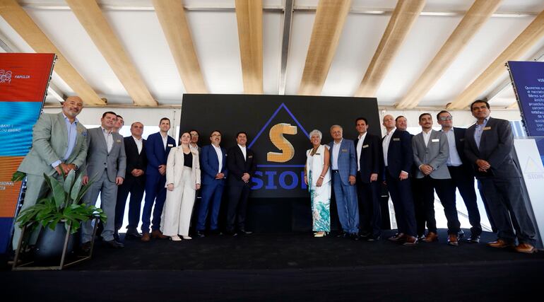 Colaboradores y directivos del Grupo SIOM durante la inauguración de su nueva planta industrial en nuestro país.