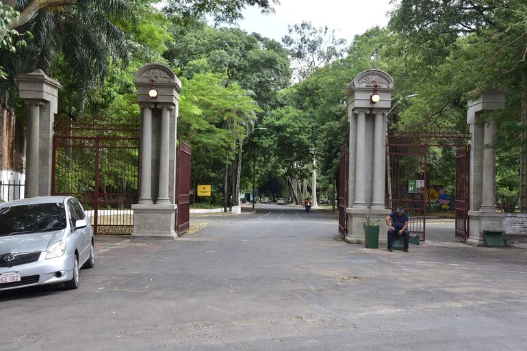 Fachada principal de Parque Caballero, en Asunción.