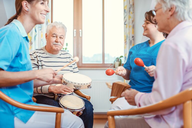 El aprendizaje de una nueva habilidad, como tocar un instrumento musical es una excelente manera de desafiar al cerebro.