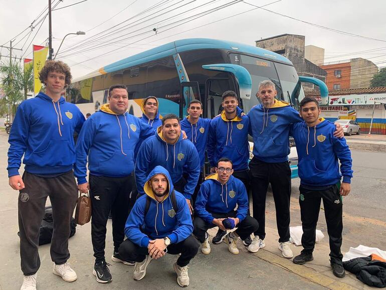 Delegación de Luque Handball, que viajó ayer y debuta mañana en el “suda” de São Paulo.