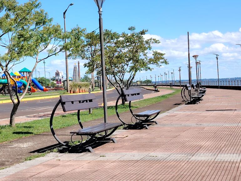 Mantenimiento de Costanera y Playa San José de Encarnación.