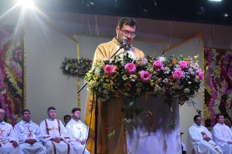 El presbítero Víctor Manuel ofició la misa en la víspera de la Virgen del Rosario, santa patrona de Luque.