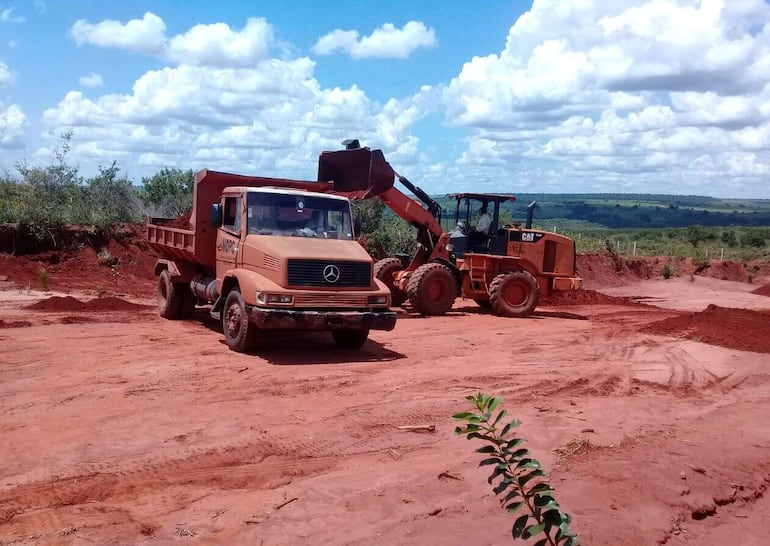 Maquinarias del MOPC trabajan en un sector de la vía que se encuentra intransitable