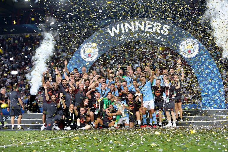 Los jugadores del Manchester City celebran con el trofeo después de ganar el partido de fútbol de la Supercopa de la UEFA entre el Manchester City y el Sevilla FC en el estadio Karaiskakis en El Pireo, Grecia, el 16 de agosto de 2023.
