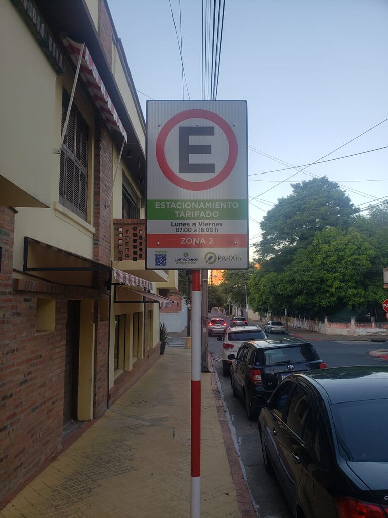 Cartel del estacionamiento tarifado.